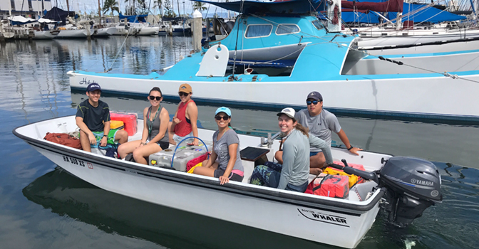 Field team casting off at the Ala Wai Harbor. Pictured: Kyle Conner, Zoe Glenn, Olivia Hughes, Ashley Hiʻilani Sanchez, Jessica Bullington, and Solomon Chen. Credit: Brian Glazer.